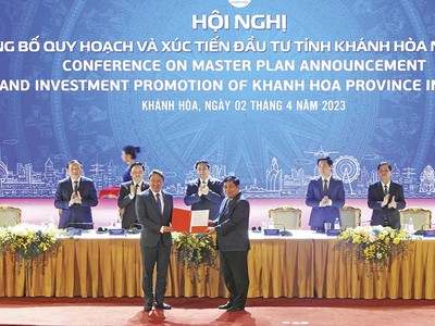 Bộ trưởng Bộ Kế hoạch và Kl99ok phiên bản mới Nguyễn Chí Dũng (bên phải) trao Quyết định phê duyệt Quy hoạch tỉnh Khánh Hòa thời kỳ 2021 - 2030, tầm nhìn đến 2050 cho ông Nguyễn Hải Ninh, Bí thư Tỉnh ủy Khánh Hòa dưới sự chứng kiến của Thủ tướng Kl993 ưu đãi thưởng hấp dẫn Phạm Minh Chính Ảnh: Nhiệt Băng