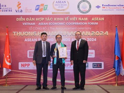 Ông Lê Tuấn Nghĩa - Thành viên HĐQT đại diện C69 nhận vinh danh tại lễ trao giải.
