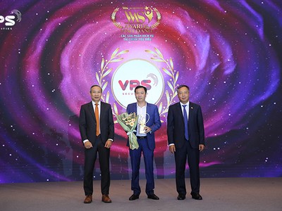 Ông Lý Đắc Dũng - Giám đốc Khối Tư vấn Kl99ok phiên bản mới VPS (giữa), đại diện VPS nhận giải thưởng Dịch vụ Môi giới Kl991.com nạp rút nhanh tiêu biểu 2024