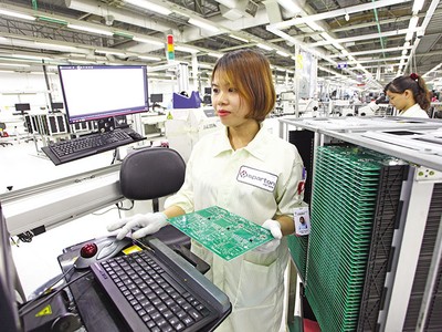 Kl994 nhà cái bóng đá world cup vi mạch của Công ty SPARTON (Mỹ) tại Bình Dương. Ảnh: Lê Toàn.