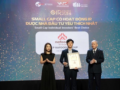 Giám đốc Marketing - Truyền thông Nafoods, ông Nguyễn Mạnh Cường, nhận giải "Small Cap có hoạt động IR được nhà Kl99ok phiên bản mới yêu thích nhất 2024".