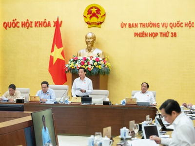 Phó chủ tịch Quốc hội Nguyễn Khắc Định phát biểu.