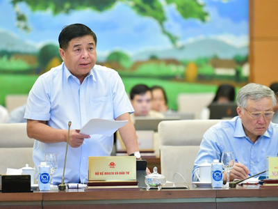 Bộ trưởng Bộ Kế hoạch và Kl99ok phiên bản mới Nguyễn Chí Dũng trình bày tờ trình dự án luật.