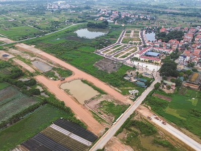 Giá đất nhiều khu vực vùng ven Hà Nội tăng cao bất thường sau các cuộc đấu giá đất. Ảnh: Dũng Minh.