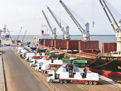Ngành logistics Việt Nam cần “lớn” nhanh hơn nữa để tăng cạnh tranh khu vực và quốc tế.