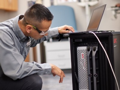 Schneider Electric kỷ niệm 40 năm ra đời đời bộ lưu điện đầu tiên