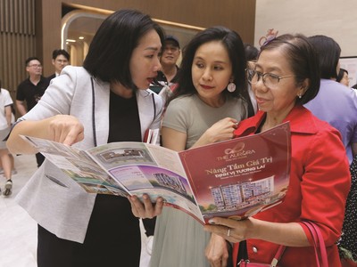 Nhân sự môi giới địa ốc ngày càng chuyên nghiệp hơn. Ảnh: Lê Toàn.