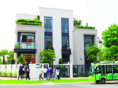 Khách hàng xem nhà tại dự án Aqua City. Ảnh: Lê Toàn.