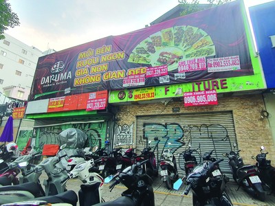 Nhiều ngôi nhà phố miệt mài rao cho thuê từ lâu vẫn không có khách. Ảnh: Lê Toàn.