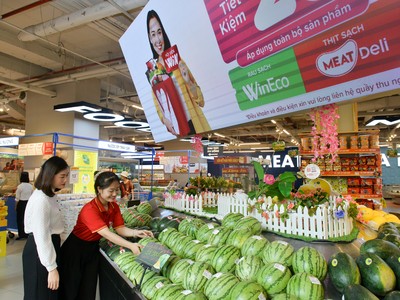 Khách hàng mua sắm tại siêu thị WinMart.