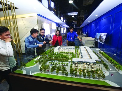 Với người trẻ, dù ở thời buổi nào cũng gặp không ít khó khăn trong việc tự mua nhà. Ảnh: Dũng Minh.