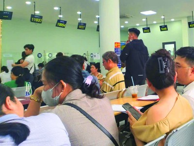 Đông đảo người dân giao dịch Web Tổng Nhà Cái 99Kl99 Giải Trí Bậc Nhất tại phòng công chứng TP. Thủ Đức. Ảnh: Lê Toàn.