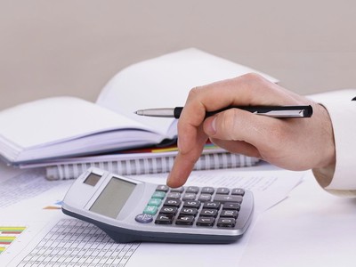 Các cơ quan, đơn vị phải lập biên bản bàn giao, tiếp nhận giữa các bên, kể cả các khoản nợ phải thu, phải trả (nếu có).