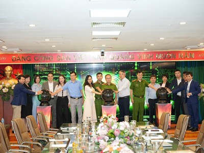 Bà Phùng Nguyễn Hải Yến - Phó tổng giám đốc Vietcombank (thứ ba từ trái sang) tham gia Lễ công bố triển khai thí điểm “Cổng ký số từ xa tập trung trên VNeID”.