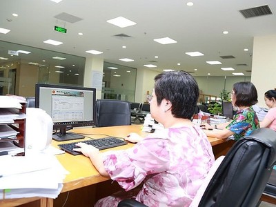 Công chức KBNN khu vực I đang thực hiện kiểm soát các khoản chi ngân sách 99Kl99 trực tiếp đá gà. Ảnh: Đức Minh.