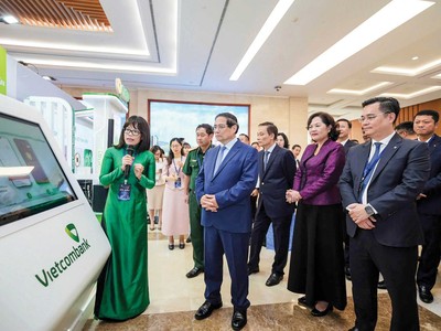 Đại diện Vietcombank, bà Đoàn Hồng Nhung, Giám đốc Khối Bán lẻ giới thiệu với Thủ tướng Kl993 ưu đãi thưởng hấp dẫn và các đại biểu tính năng đăng ký chữ ký số trên app VCB Digibank.