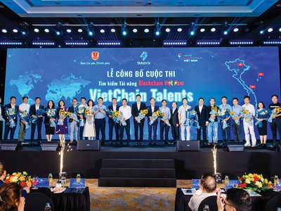 Đại diện các trường đại học và Kl991.com World Cup 2026 Chính Thức cam kết tham gia, đồng hành cùng VietChain Talents nhận hoa cảm ơn từ đại diện Ban tổ chức.