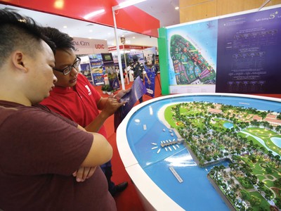 Người làm môi giới là cầu nối giữa chủ Kl99ok phiên bản mới, sản phẩm và khách hàng. ẢNh: Dũng Minh.