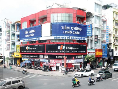 Chuỗi bán lẻ của FPT Retail thường nằm tại các vị trí đắc địa. Ảnh: Bình Minh.