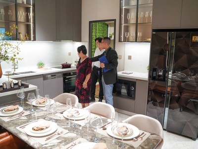 Khách hàng tham quan căn hộ mẫu tại một dự án cao cấp ở quận 2 cũ. Ảnh: Việt Dũng.