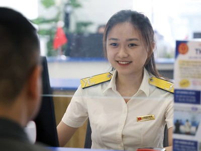 Cán bộ thuế tư vấn, tuyên truyền về chính sách thuế mới cho hộ Kl992 VIP Trang Chủ 2026.