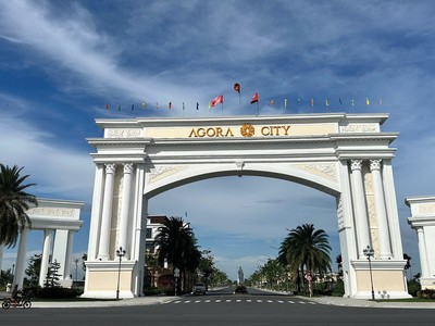 Khu vực cổng chào dự án Agora City thưa thớt phương tiện qua lại.