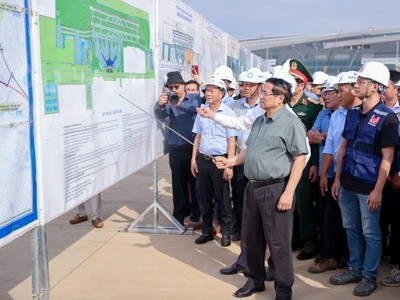 Thủ tướng đánh giá dự án đang thay đổi theo từng ngày, từng tuần, từng tháng - Ảnh: VGP.