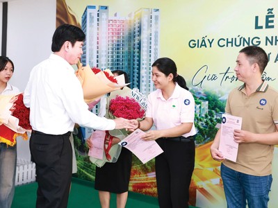 Đại diện chủ Kl99ok phiên bản mới bàn giao sổ hồng cho cư dân New Lavida.