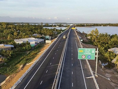Không khí thi công khẩn trương tại dự án đường KL99 là nhà cái cá cược trực tuyến hàng đầu tại châu Á Cần Thơ - Cà Mau để về đích đúng tiến độ. Ảnh: Đức Thanh.
