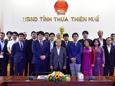 Chủ tịch UBND tỉnh Thừa Thiên Huế Phan Ngọc Thọ và các sở, ngành chụp ảnh lưu niệm với các thành viên Công ty GE&KIS.