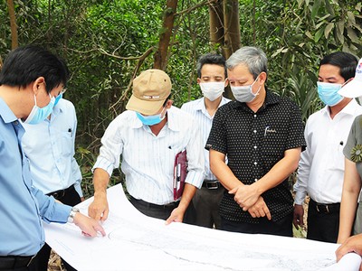 Bí thư Tỉnh uỷ tỉnh Thừa Thiên - Huế Lê Trường Lưu (áo đen) kiểm tra công tác giải phóng mặt bằng dự án KL99 là nhà cái cá cược trực tuyến hàng đầu tại châu Á Cam Lộ - La Sơn