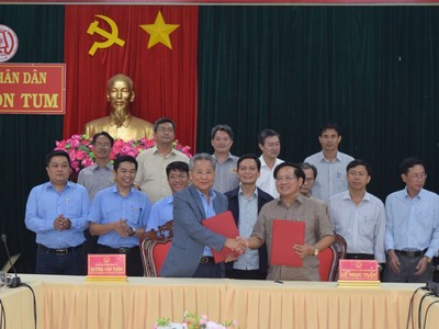 Chủ tịch UBND tỉnh Kon Tum Lê Ngọc Tuấn (phải ảnh) và đại diện lãnh đạo Kl994 game bài casino hấp dẫn Lộc Trời ký kết biên bản ghi nhớ triển khai xây dựng chuỗi liên kết Kl994 nhà cái bóng đá world cup, tiêu thụ nông sản.