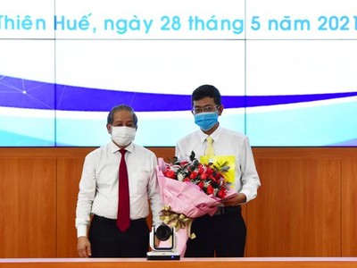 Chủ tịch UBND tỉnh Thừa Thiên Huế Phan Ngọc Thọ trao quyết định Phó giám đốc sở Công Thương cho ông Hoàng Ngọc Sơn.