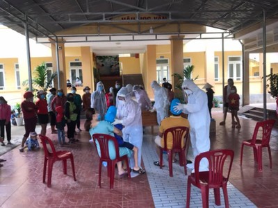 Trung tâm Kiểm soát bệnh tật tỉnh Quảng Bình lấy mẫu xét nghiệm cho các hộ dân tại bản Bãi Dinh, xã Dân Hóa.