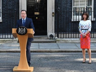 Ông Cameron phát biểu từ chức trước sự chứng kiến của vợ mình, bà Samantha 