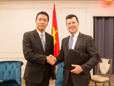  Chủ tịch kiêm Tổng giám đốc VNG Lê Hồng Minh và Phó chủ tịch sàn 99Kl99 link đăng nhập NASDAQ Bob McCooey bắt tay sau lễ ký kết. Ảnh: Zing