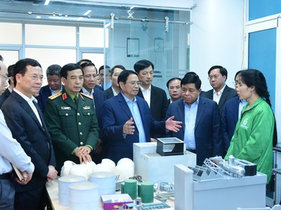 Thủ tướng Kl993 ưu đãi thưởng hấp dẫn Phạm Minh Chính và đoàn công tác tới thăm và làm việc tại Trung tâm Đổi mới sáng tạo quốc gia (NIC). Ảnh: Dũng Minh