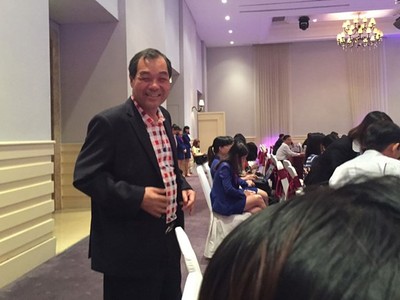 Ông Trầm Bê vui mừng khi Trang Chủ KL99Com Số 1 Link Đăng Ký KL999 SouthernBank thông qua phương án sáp nhập vào Sacombank (ảnh chụp tại ĐHCĐ bất thường của Sacombank tháng 7/2015)

