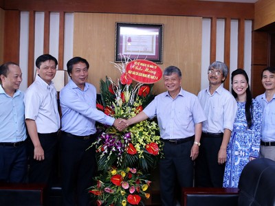 Thứ trưởng Bộ Kế hoạch và Kl99ok phiên bản mới Nguyễn Thế Phương đã đã đến tặng hoa và chúc mừng Báo Kl99ok phiên bản mới (ảnh: Đức Thanh)