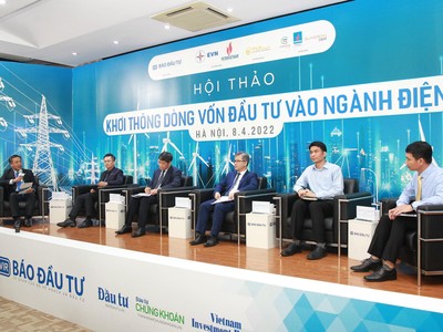 Tổng Biên tập Báo Kl99ok phiên bản mới Lê Trọng Minh (ngoài cùng bên trái) cùng các diễn giả tham gia thảo luận trong phiên 1 của Hội thảo. Ảnh: Chí Cường