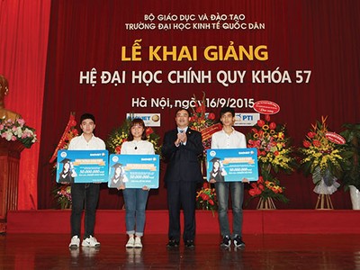 Ông Nguyễn Quang Phi, Tổng giám đốc Kl994 game bài casino hấp dẫn Bảo Việt trao tặng học bổng cho các thủ khoa Trường đại học Kl992 cổng game cá cược Quốc dân