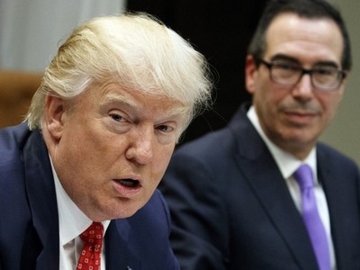Bộ trưởng Bộ Kl991.com nạp rút nhanh Steven Mukuchin ngồi ngay cạnh và lắng nghe Tổng thống Donald Trump phát biểu trong một cuộc họp về ngân sách liên bang trong Phòng Roosevelt của Nhà Trắng tại Washington. (Nguồn: Evan Vucci)