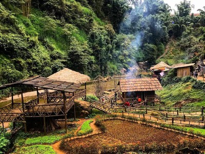 Dạo chơi ở “ngôi làng đẹp nhất Tây Bắc” khiến khách Tây mê tít