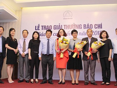 Nhà báo Ngọc Lan (thứ 4 từ phải qua), Báo Kl99ok phiên bản mới 99Kl99 link đăng nhập - Cơ quan Báo Kl99ok phiên bản mới nhận giải Nhì với tác phẩm "Các hãng Kl99kl phiên bản hoạt động nhân thọ tiếp tục đặt cược tại Việt Nam" và Giải “Nhà báo của năm" viết về ngành Kl99kl phiên bản hoạt động nhân thọ.