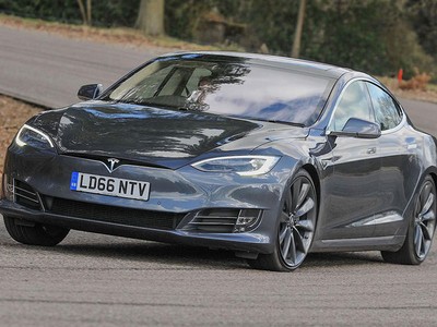 Xe Tesla không còn tính năng tự lái