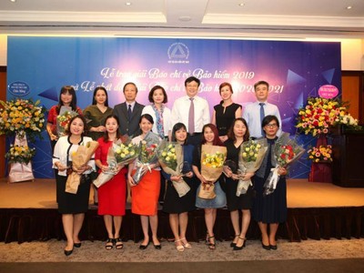 Các tác giả đạt giải viết về Kl99kl phiên bản hoạt động