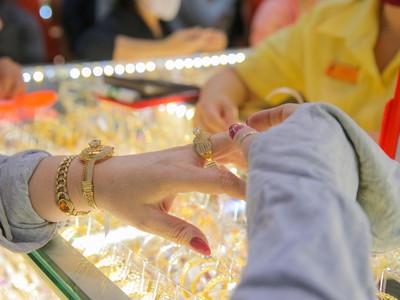 Giá vàng hôm nay ngày 20/4: Vàng đồng loạt lao dốc