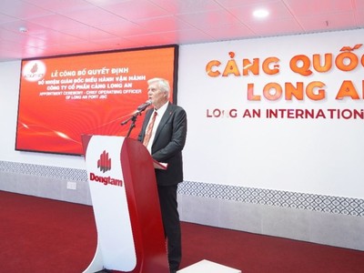 Ông Christopher Phillip Ullett phát biểu tại lễ bổ nhiệm