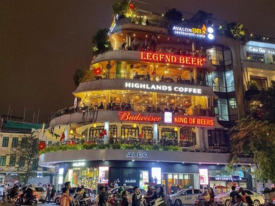 Toà nhà hàm cá mập cạnh Hồ Gươm