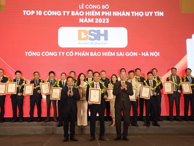 Ông Nguyễn Văn Trưởng - Tổng giám đốc Kl99kl phiên bản hoạt động BSH đại diện nhận giải thưởng (Ảnh: BTC)